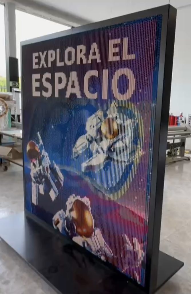 Vista lateral derecha de mosaico lenticular construido con LEGO y que muestra varias naves espaciales y el lema de la campaña Explora el Espacio 