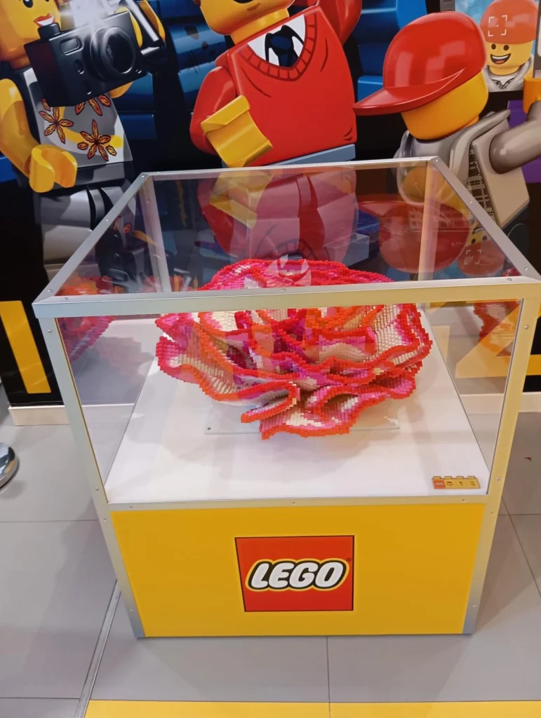 Front view of a LEGO sculpture of Clavel on display in a showcase at the LEGO store in the Puerto Venecia Shopping Center in Zaragoza