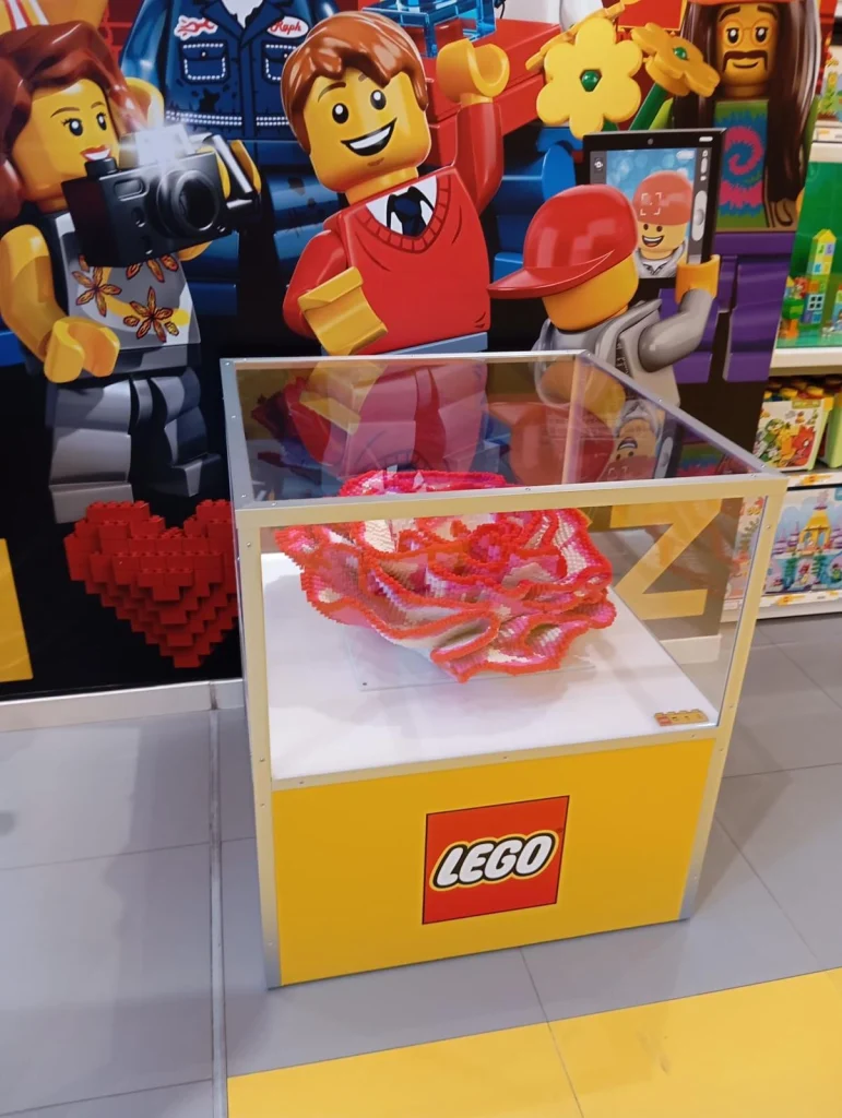 Side view of a LEGO sculpture of Clavel on display in a showcase at the LEGO store in the Puerto Venecia Shopping Center in Zaragoza