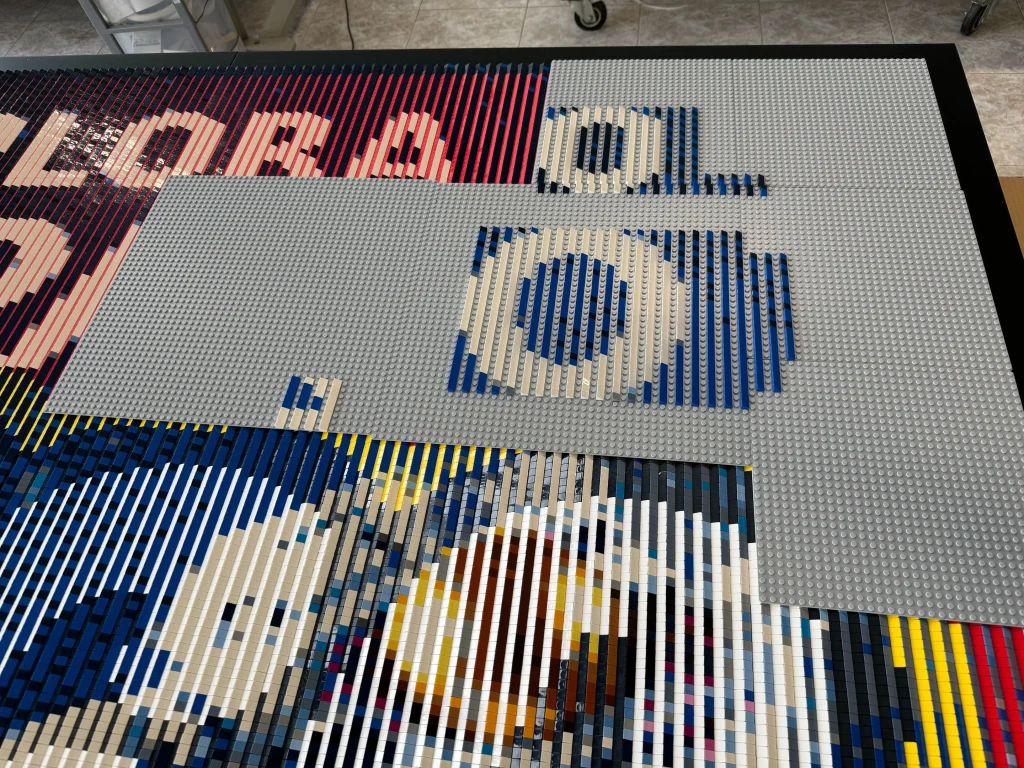 Proceso de montaje de mosaico lenticular construido con LEGO para la campaña Explora el Espacio