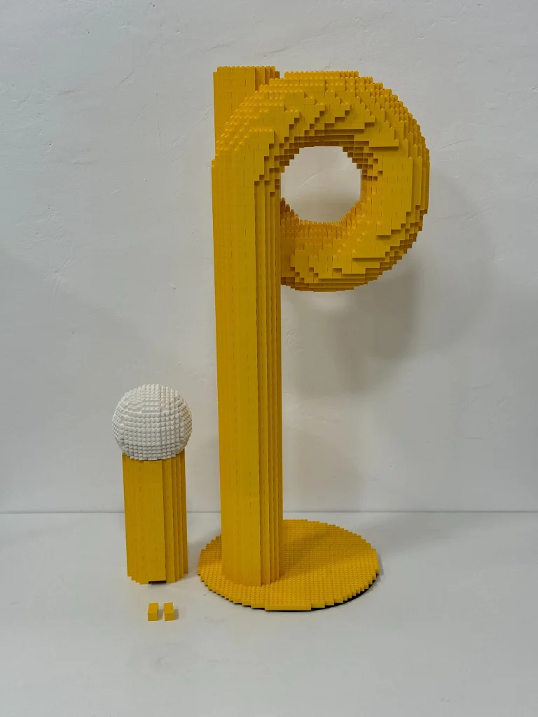 Réplica de lámpara diseñada por Axel Chay realizada construida con ladrillos LEGO con la parte superior desmontada