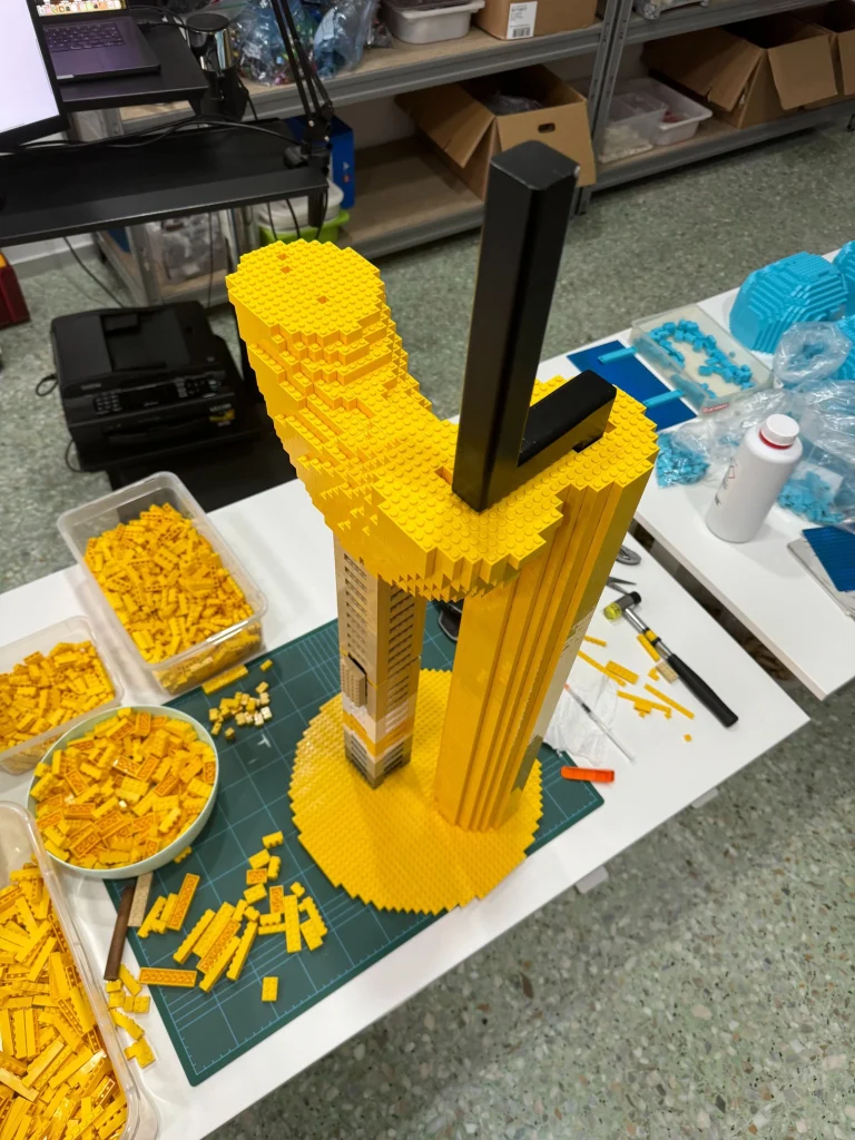 Proceso de montaje de réplica de lámpara diseñada por Axel Chay realizada construida con ladrillos LEGO