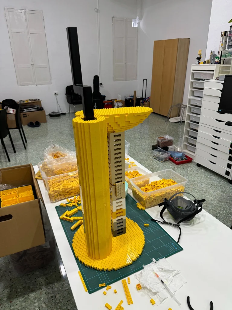Proceso de montaje de la base de réplica de lámpara diseñada por Axel Chay realizada construida con ladrillos LEGO