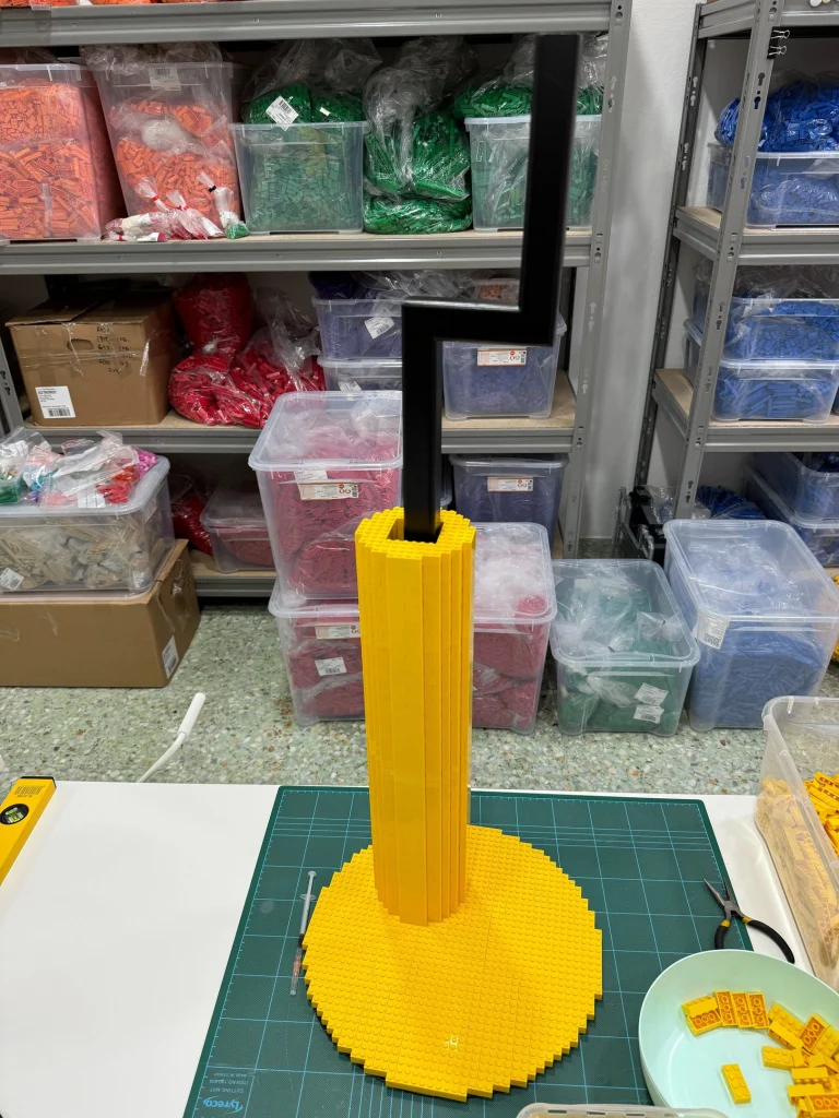 Vista de estructura interna de acero de réplica de lámpara diseñada por Axel Chay realizada construida con ladrillos LEGO 