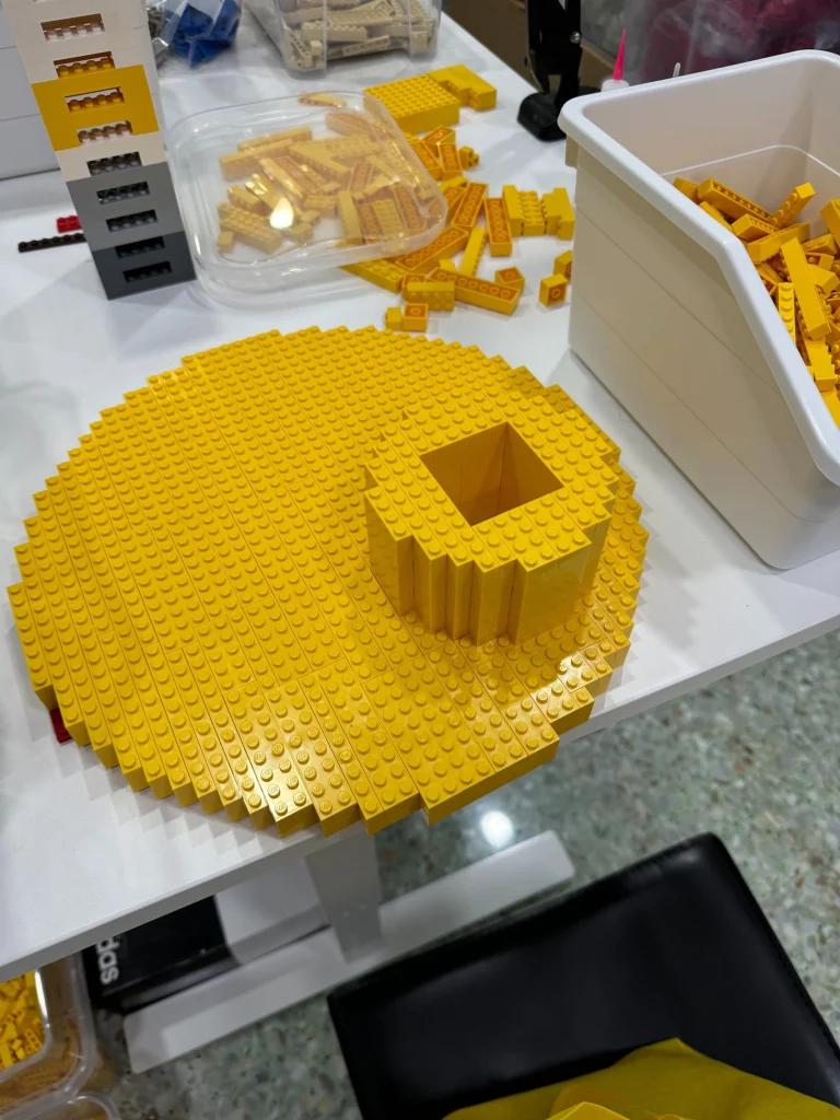 Proceso de montaje de base de lámpara diseñada por Axel Chay realizada construida con ladrillos LEGO