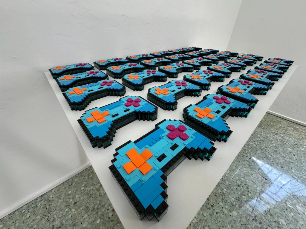 Vista lateral izquierda de grupo de mandos de video juego para la campaña LEGO gaming