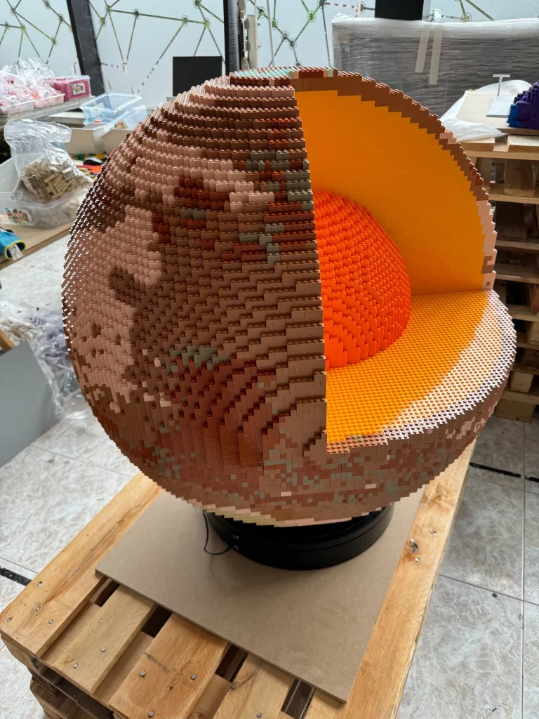 Reproducción de planeta Marte con sección de capas construida con LEGO