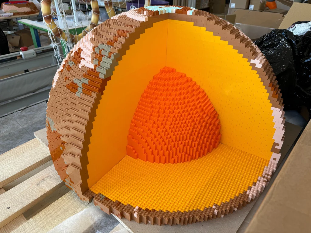 Detalle de sección de capas de reproducción de planeta Marte construida con LEGO