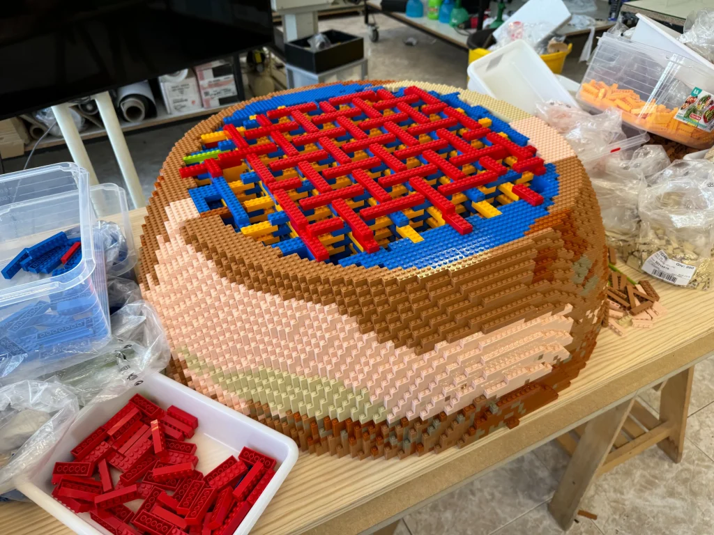 Proceso de montaje de reproducción de planeta Marte construida con LEGO