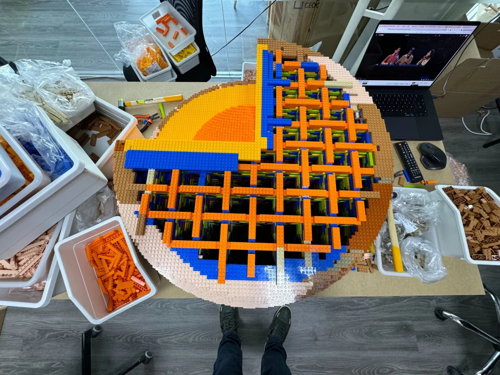 Vista superior de proceso de montaje de reproducción de planeta Marte construida con LEGO