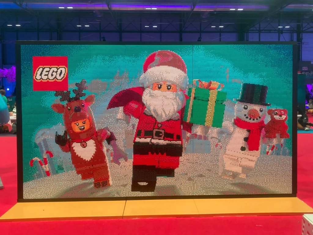 Mosaico navideño colaborativo terminado ,construido con LEGO para IFEMA en la Navidad de 2023.   