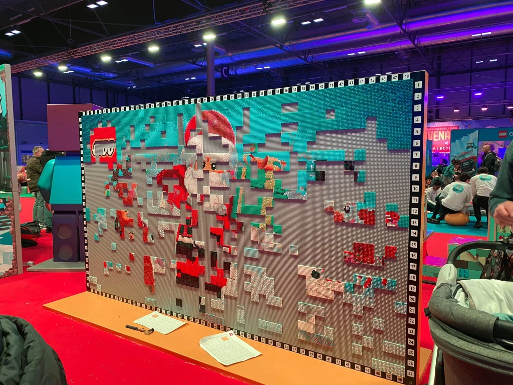Vista lateral derecha de proceso de montaje de Mosaico navideño colaborativo construido con LEGO para IFEMA en la Navidad de 2023