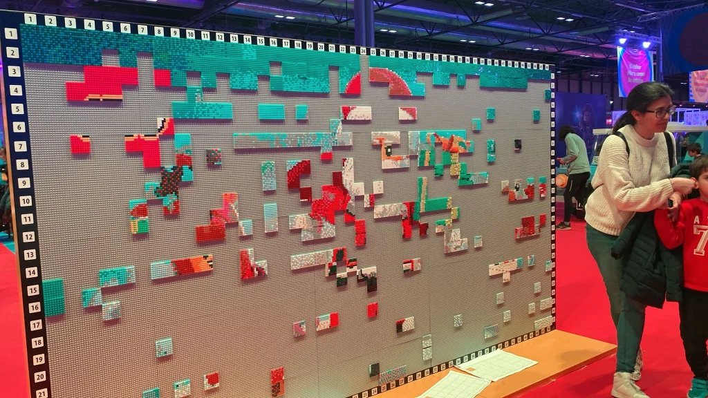 Vista lateral izquierda de proceso de montaje de Mosaico navideño colaborativo construido con LEGO para IFEMA en la Navidad de 2023