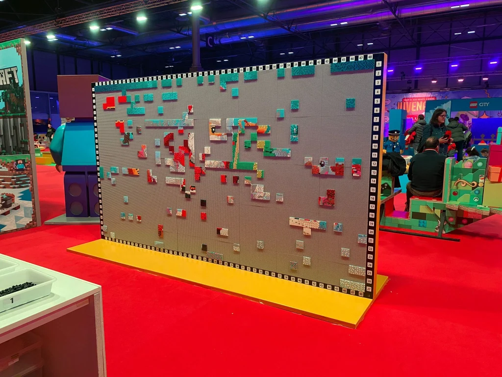 Vista detalle de proceso de montaje de Mosaico navideño colaborativo construido con LEGO para IFEMA en la Navidad de 2023