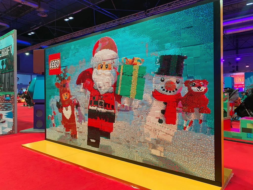 Vista detalle de Mosaico navideño colaborativo ya terminado construido con LEGO para IFEMA en la Navidad de 2023