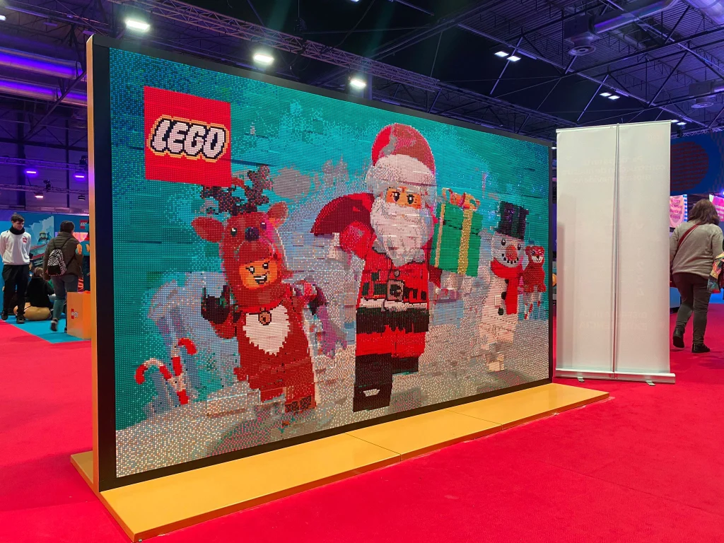 Vista general de Mosaico navideño colaborativo ya terminado construido con LEGO para IFEMA en la Navidad de 2023.  
