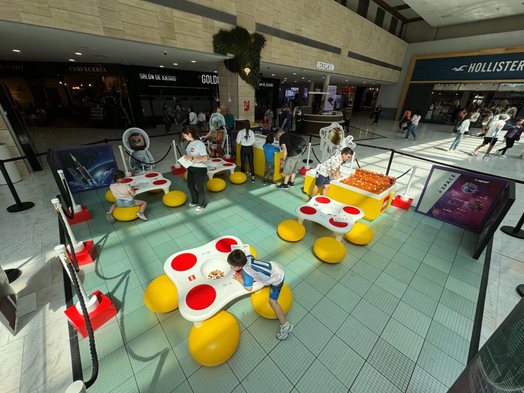 Vista general de la zona donde se realizó el taller creativo con LEGO Construye tu nave