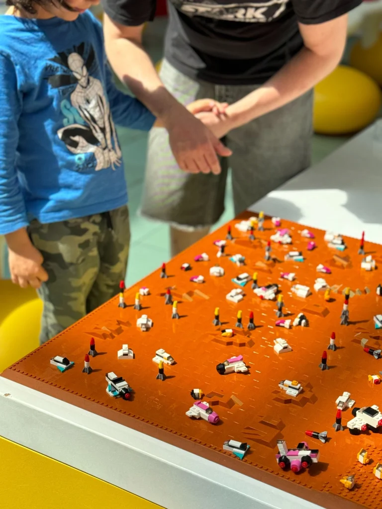 Detalle de reproducción de superficie de Marte sobre la que se colocaban las naves realizadas durante la actividad LEGO Construye tu nave