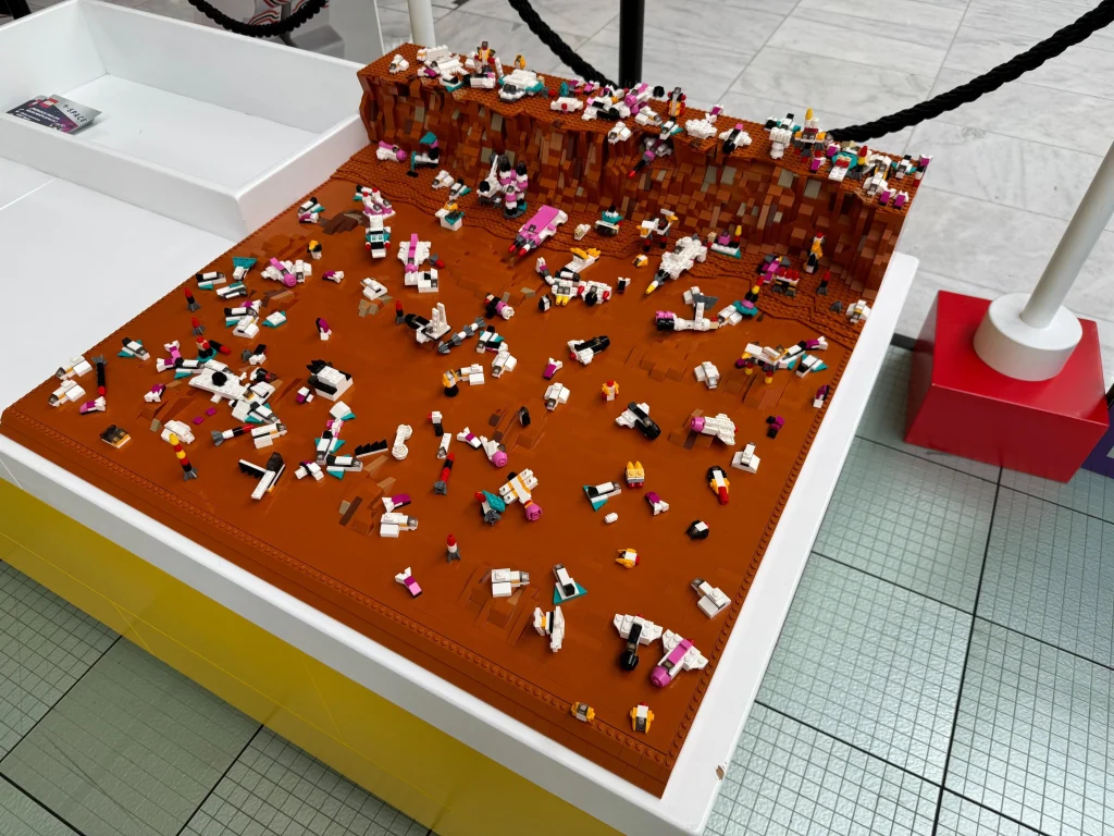 Vista superior reproducción de superficie de Marte sobre la que se colocaban las naves realizadas durante la actividad LEGO Construye tu nave
