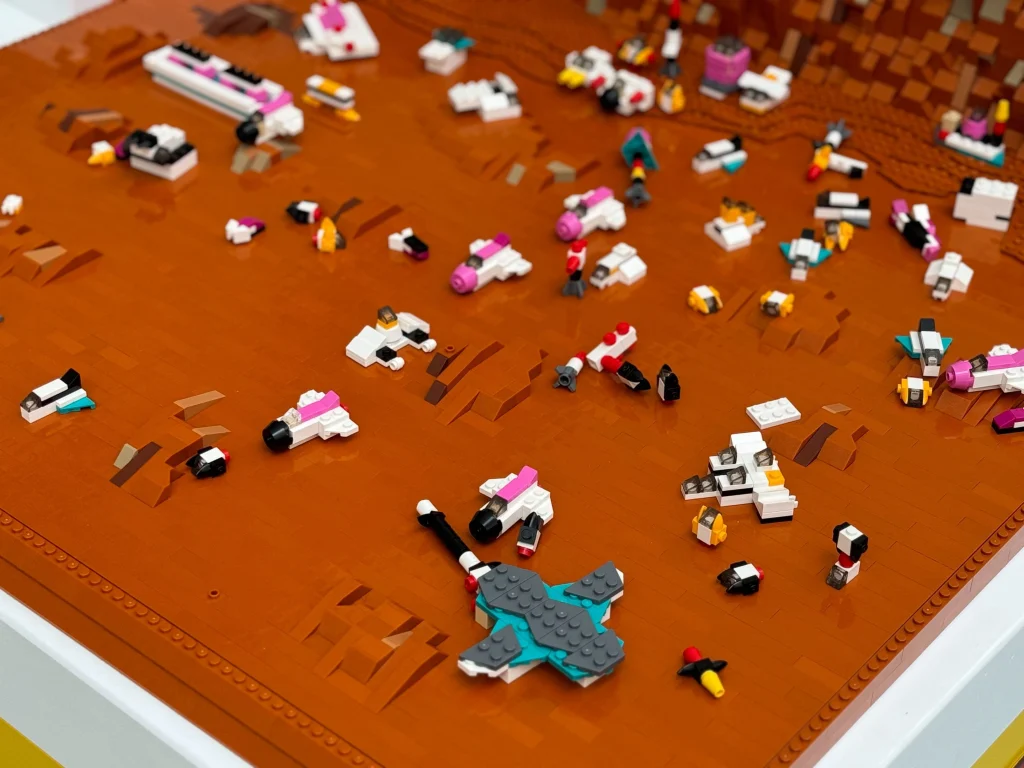 Vista detalle de naves sobre reproducción de superficie de Marte realizada para la actividad LEGO Construye tu nave