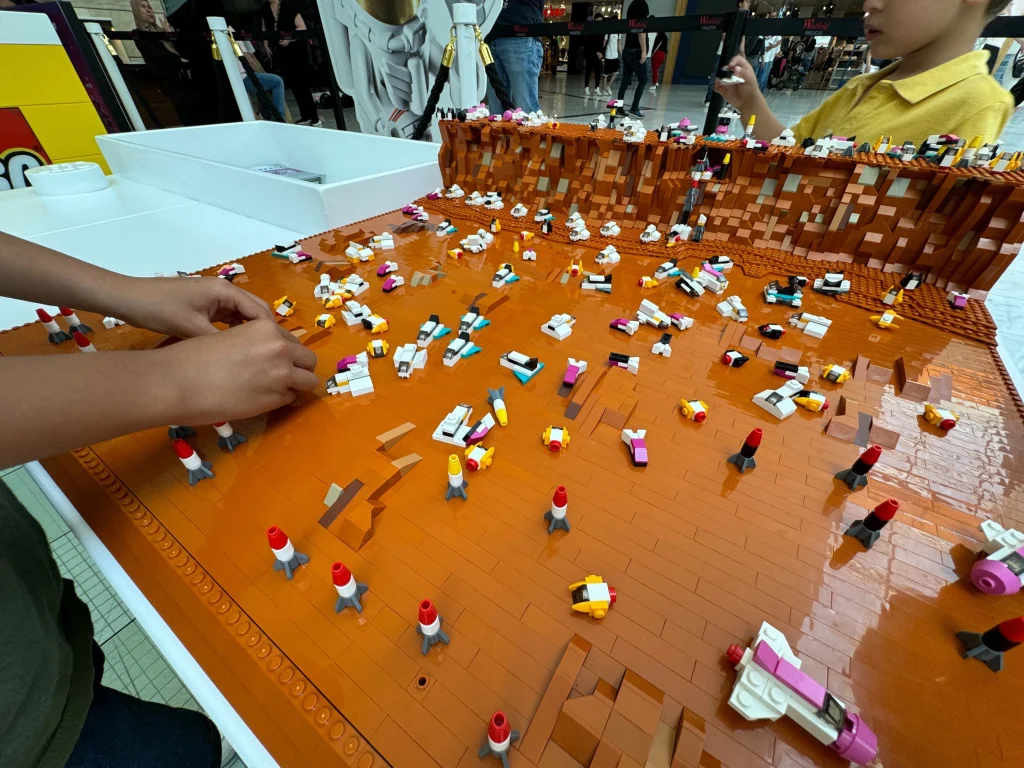 Vista general de reproducción de superficie de Marte con la naves realizadas durante la actividad LEGO Construye tu nave