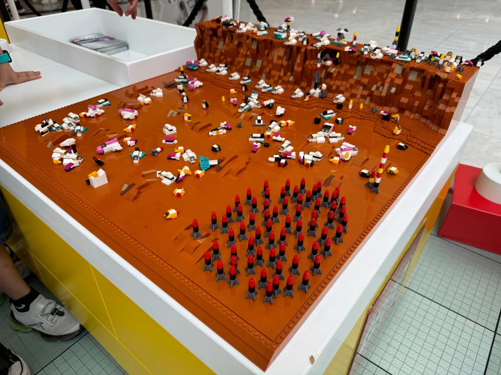 Vista general lateral de reproducción de superficie de Marte con la naves realizadas durante la actividad LEGO Construye tu nave