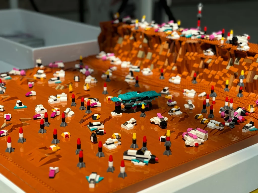 Vista general lateral de reproducción de superficie de Marte con la naves realizadas durante la actividad LEGO Construye tu nave