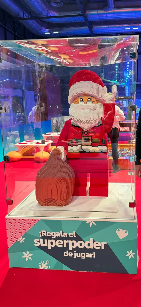 Escultura de Papá Noel construida con LEGO expuesta en una vitrina en IFEMA durante la Navidad de 2023