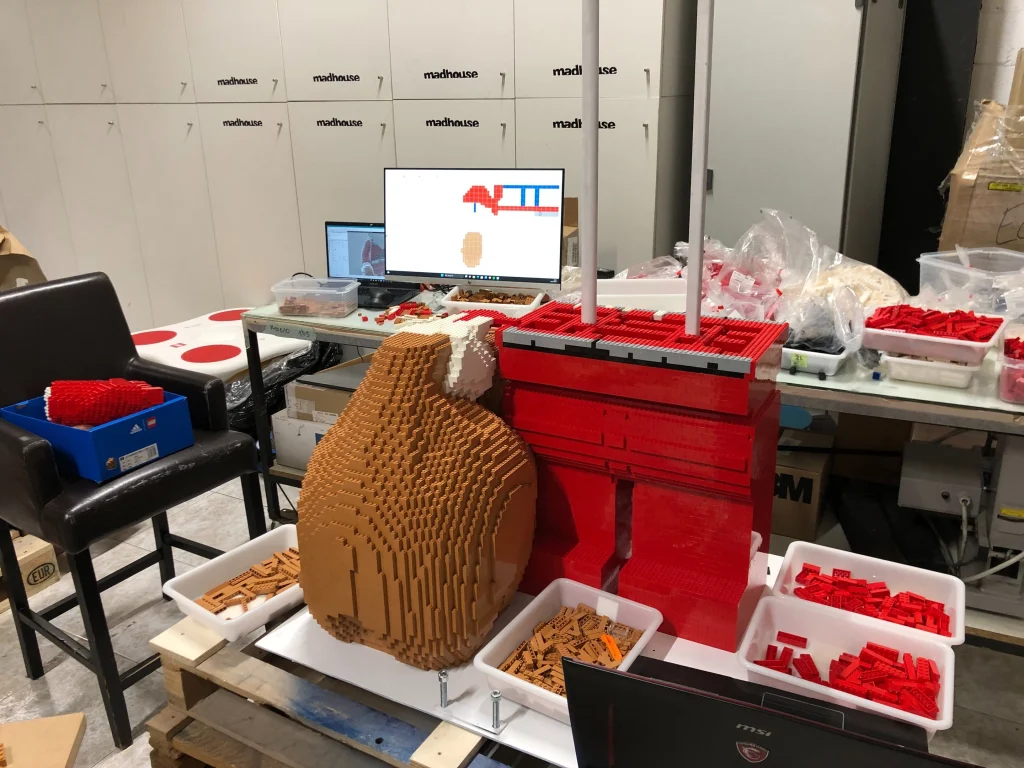 Proceso de montaje  de saco de regalos de escultura de Papá Noel construida con LEGO 