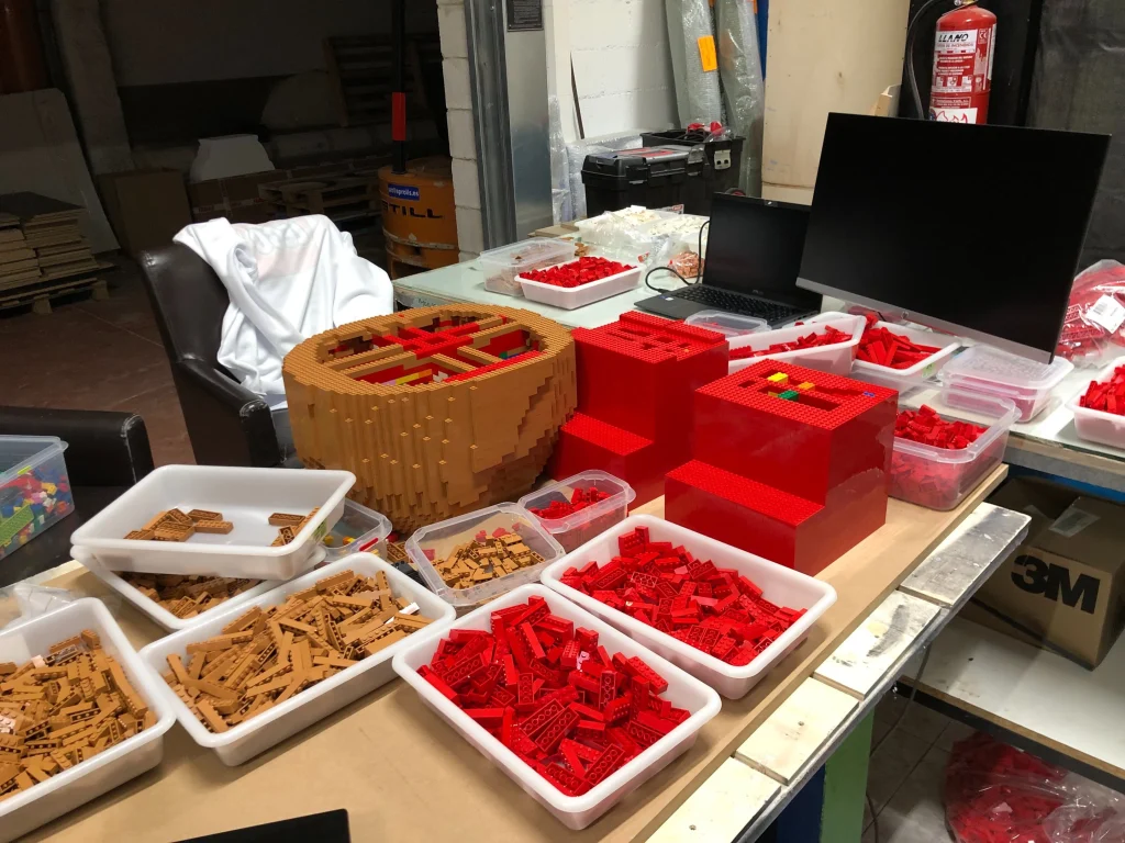 Fase inicial de proceso de montaje de escultura de Papá Noel construida con LEGO para ser expuesta en IFEMA durante la Navidad de 2023