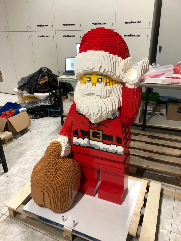 Escultura de Papá Noel construida con LEGO en el estudio antes de ser expuesta en IFEMA durante la Navidad de 2023
