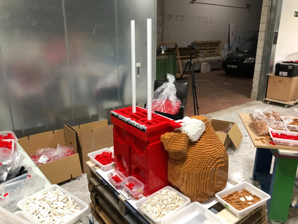 Imagen de estructura interna de escultura de Papá Noel construida con LEGO