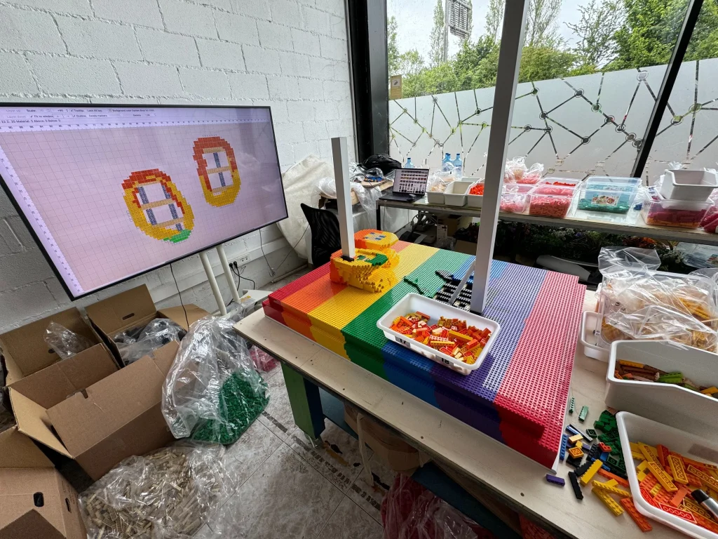 LEGO workspace displaying a screen showing the design and the start of the project.