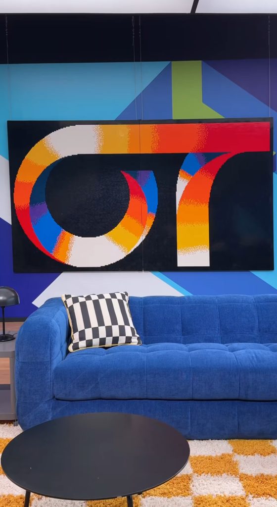 Zona de relax de la casa donde residían los concursantes de Operación Triunfo presidida por el Logo del programa construido con LEGO