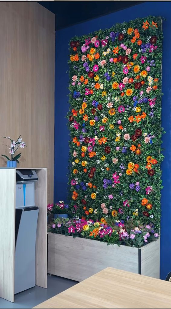 Muro de flores construido con LEGO que decoró una de las zonas comunes de la casa donde residían los concursantes de la edición de Operación Triunfo de 2026