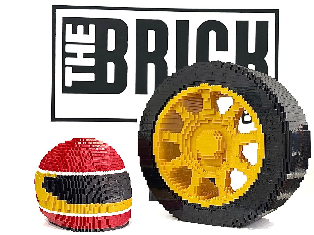 Casco de Fórmula 1 y rueda construidos con LEGO para campaña promocional.