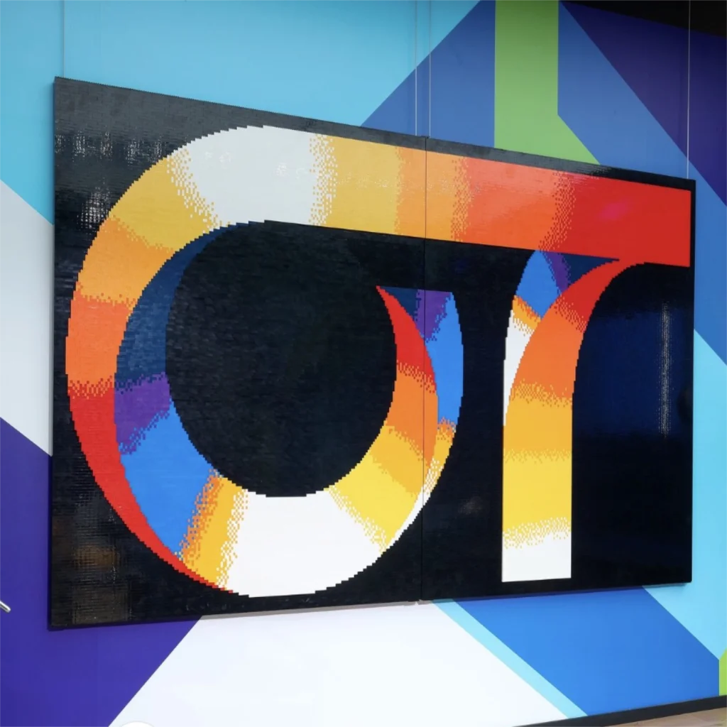 Detalle de Logo de OT construido con LEGO para la edición de 2026 de Operación Triunfo. 