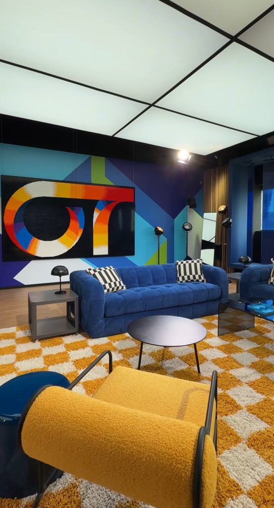 Zona de relax de la casa donde residían los concursantes de Operación Triunfo presidida por el Logo del programa construido con LEGO 