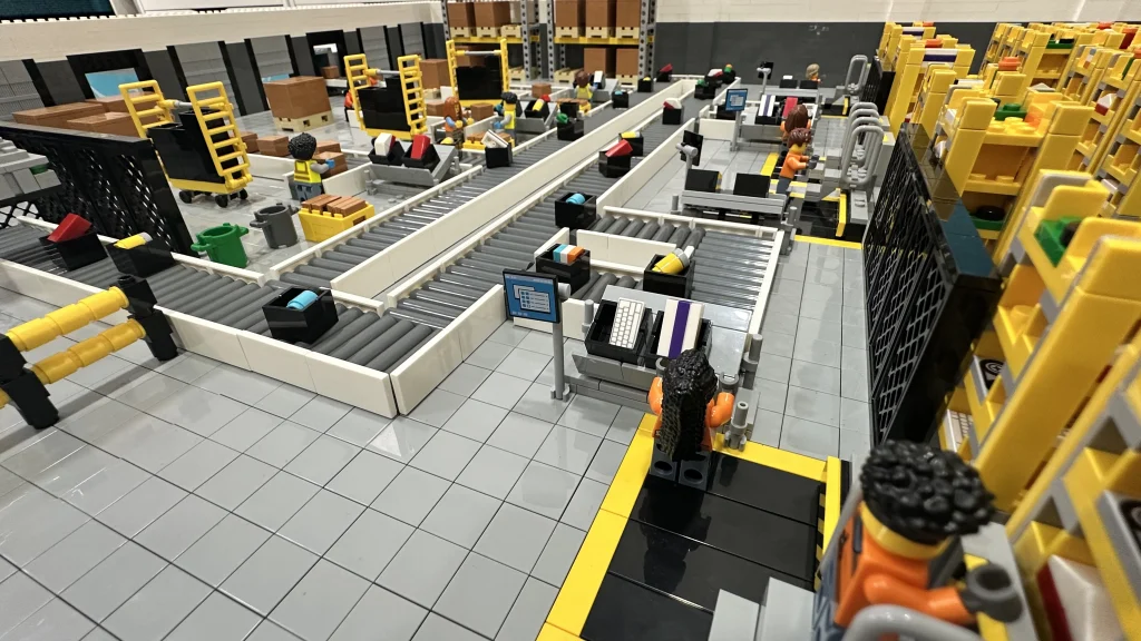 Vista general interior de maqueta centro logístico de realizada con LEGO