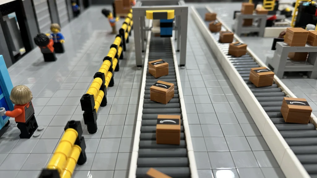 Vista detalle de cinta transportadora en Maqueta centro logístico Amazon realizada con LEGO