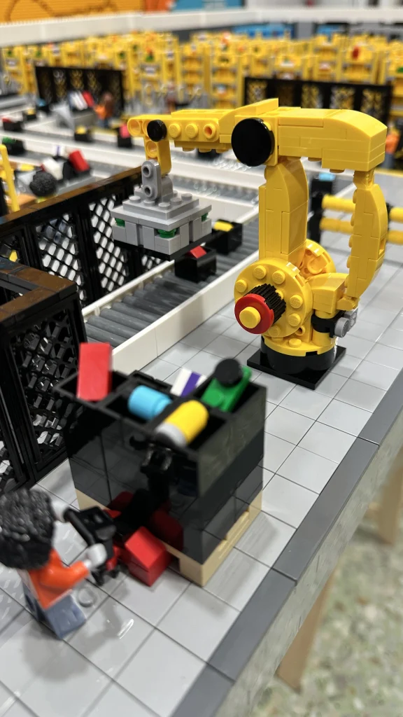 Detalle de grúa mecanizada en Maqueta centro logístico  de Amazon realizada con LEGO