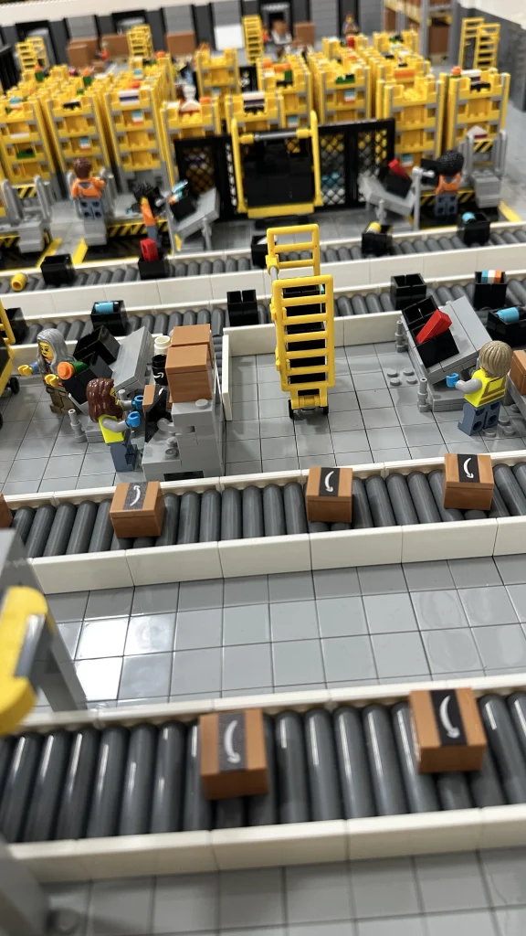 Vista plano picado Maqueta centro logístico de Amazon realizada con LEGO