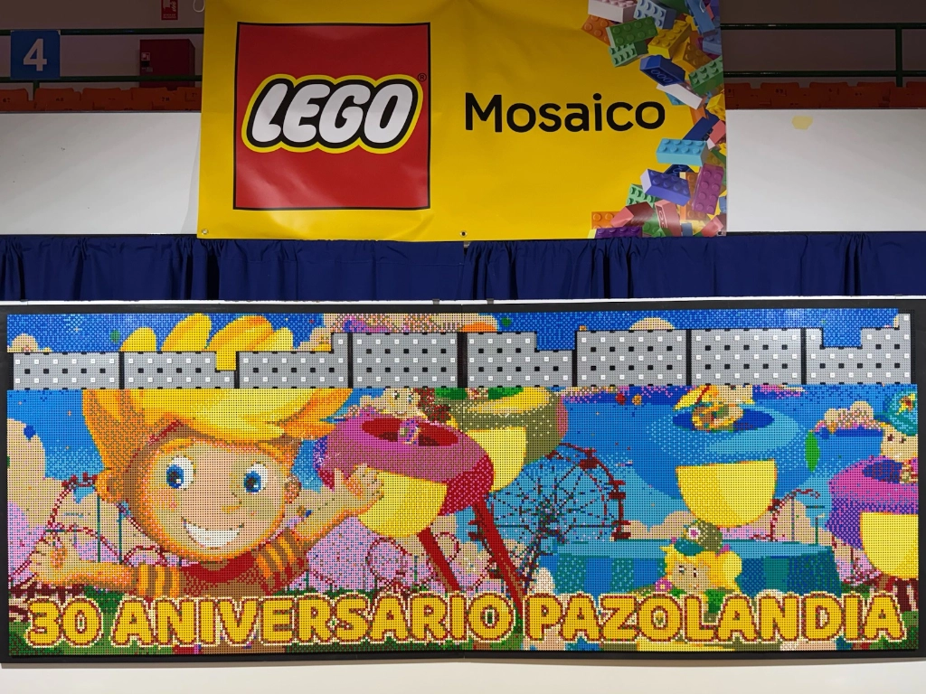 Vista frontal de Mosaico colaborativo Pazolandia realizado con LEGO en su fase final de construcción.