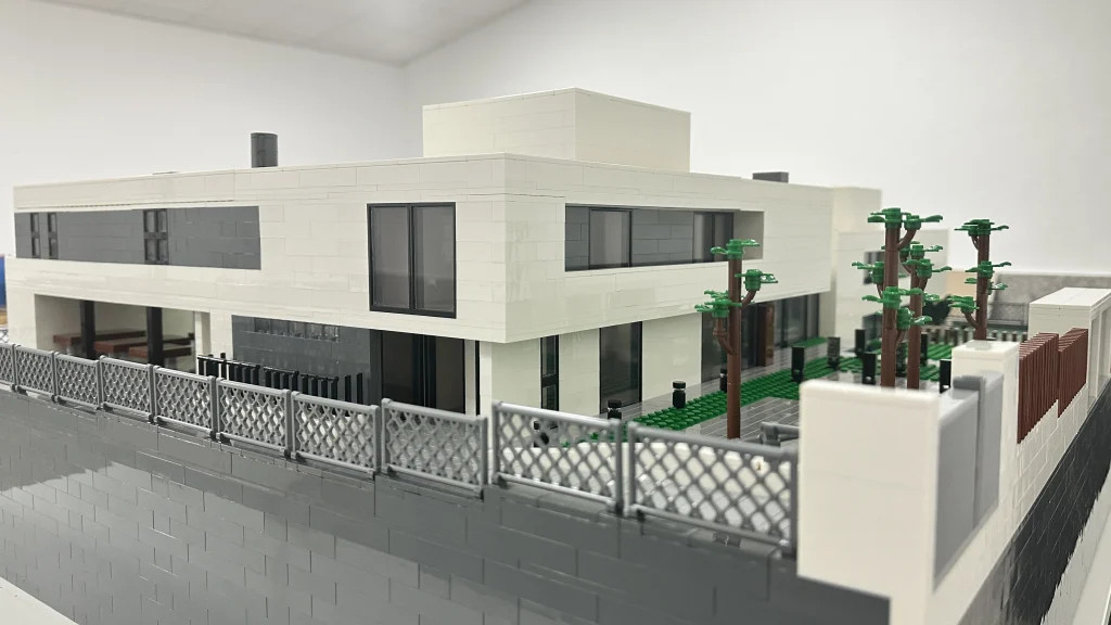 Vista postrerior de maqueta del centro de reposo Naghoi realizada con LEGO