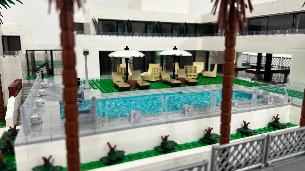 Detalle piscina de maqueta del centro de reposo Naghoi realizada con LEGO