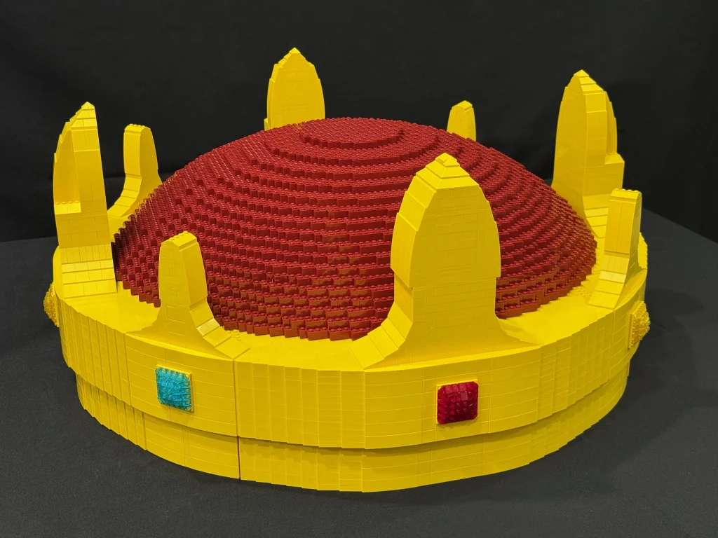 Corona Melchor construida con LEGO para la Carroza LEGO que desfiló en la Cabalgata de Reyes de Madrid de 2025
