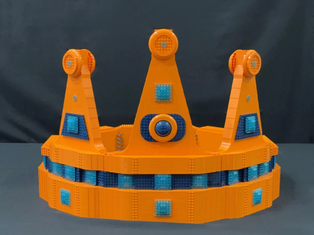 Corona Gaspar construida con LEGO para la Carroza LEGO que desfiló en la Cabalgata de Reyes de Madrid de 2025