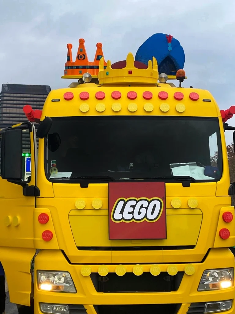 Vista frontal de la Carroza de LEGO  que desfiló en la Cabalgata de Reyes de Madrid de 2025