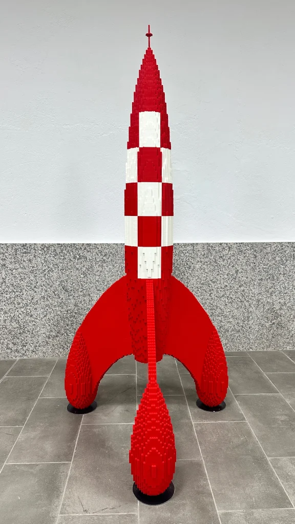 Escultura cohete Tintín construida con LEGO