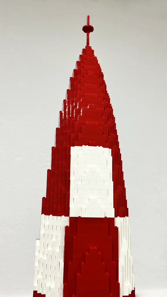 Detalle parte superior escultura cohete Tintín construida con LEGO